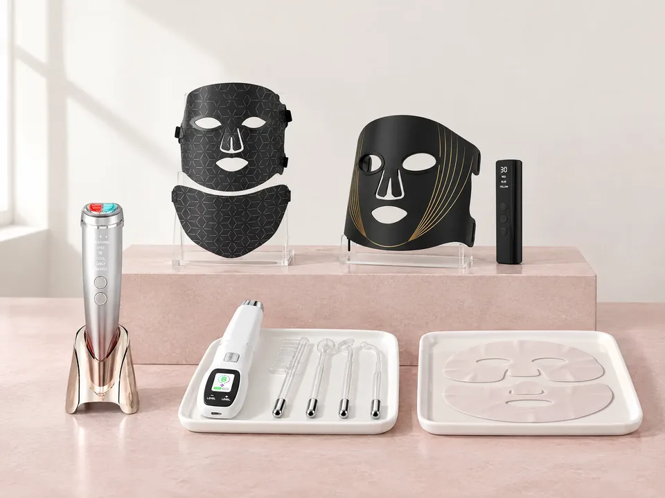 Los cinco equipos de Kara Clinical en una consulta: las máscaras Auren Pro y Auren sobre un pedestal, y delante el RFusion Pro, el Oxy Pro con sus cuatro piezas de vidrio y la mascarilla Bio Collagen.